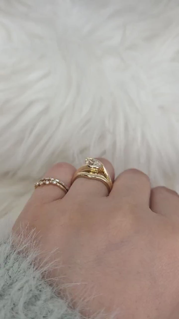 1.50ct Padme 9x6mm & Mabel 14kt Moissanite Tilted Pear Solitaire Bridal Set,Pear Wedding Ring Set,Pear Engagement Ring Set,Slanted Pear Ring